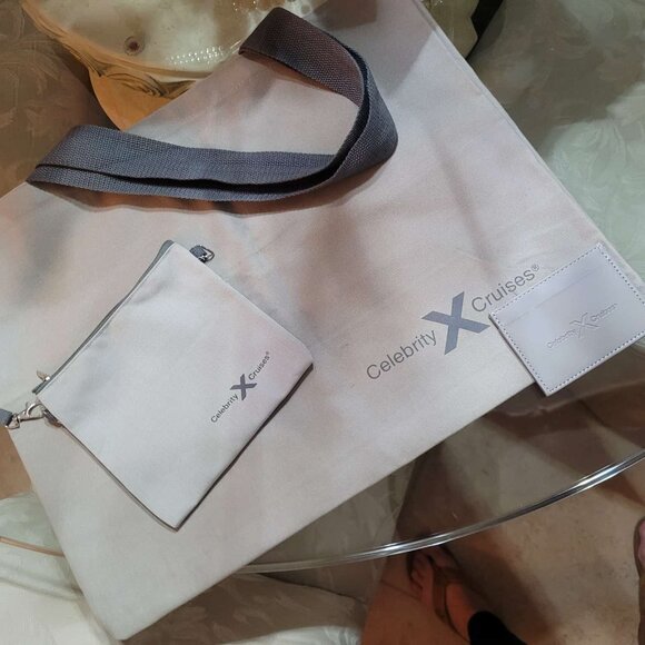 New Never Used Celebrity Tote with Leather stitched Card Holder - Picture 2 of 7